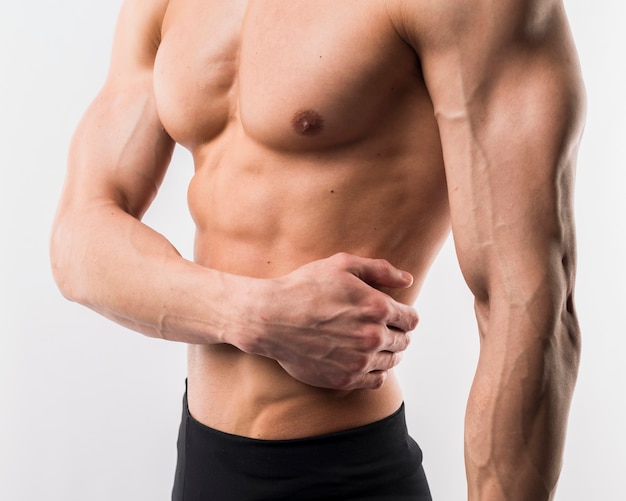 Vista lateral del hombre atlético mostrando los músculos