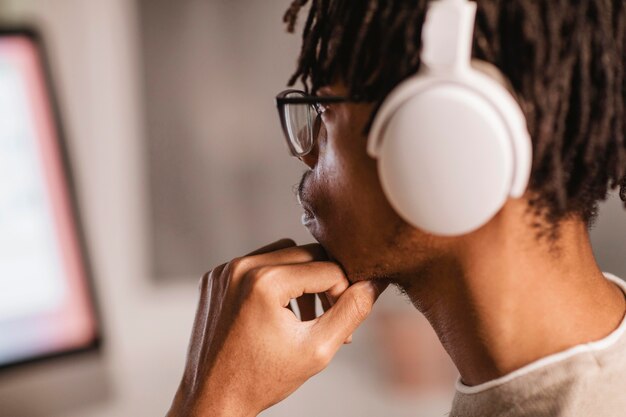 Vista lateral del hombre con auriculares modernos