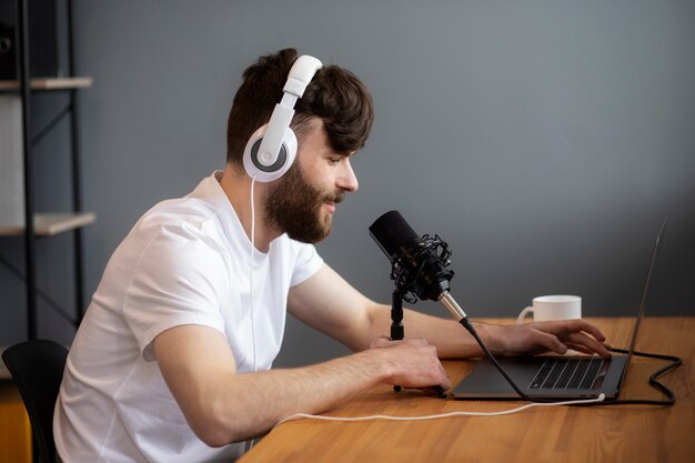 Vista lateral hombre con auriculares