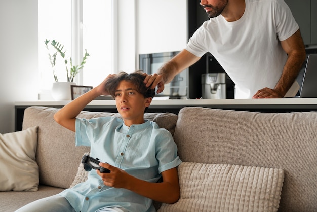 Foto gratuita vista lateral hombre ayudando a niño con piojos