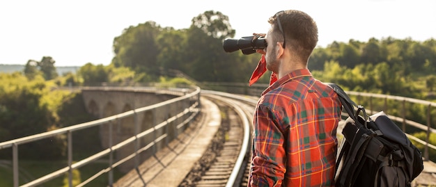 Foto gratuita vista lateral hombre con binoculares