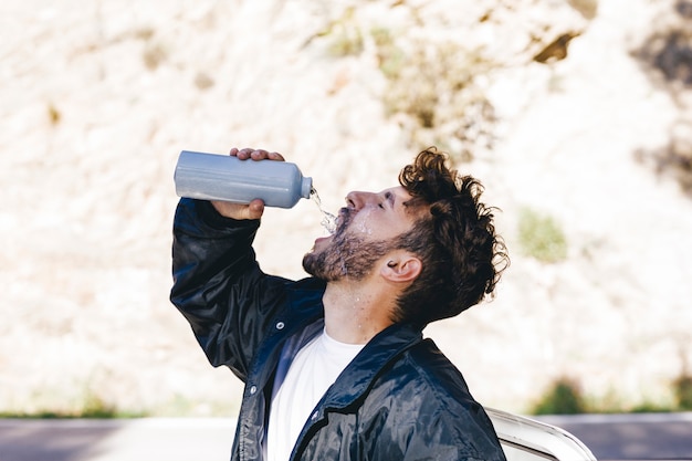 Foto gratuita vista lateral del hombre con botella de agua