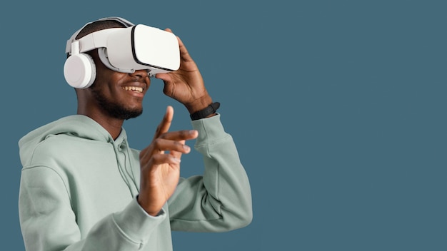 Vista lateral del hombre con casco de realidad virtual y espacio de copia