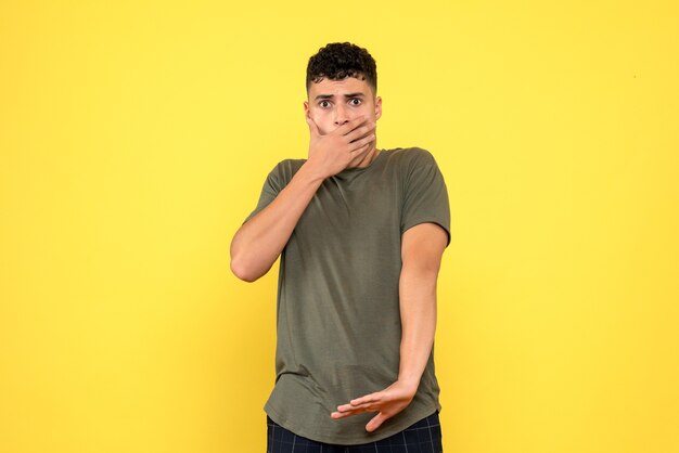 Vista lateral del hombre, el chico sorprendido se tapó la boca con la palma de la mano