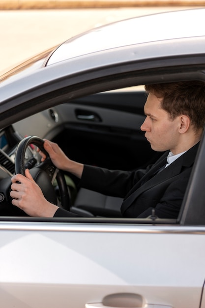 Foto gratuita vista lateral hombre conduciendo coche