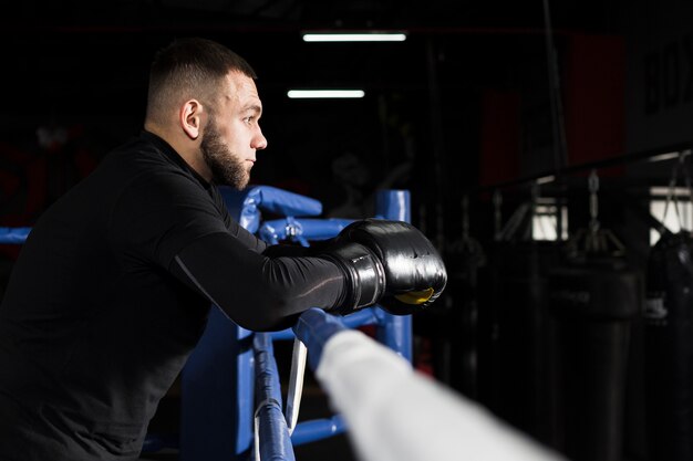 Vista lateral del hombre con guantes de boxeo