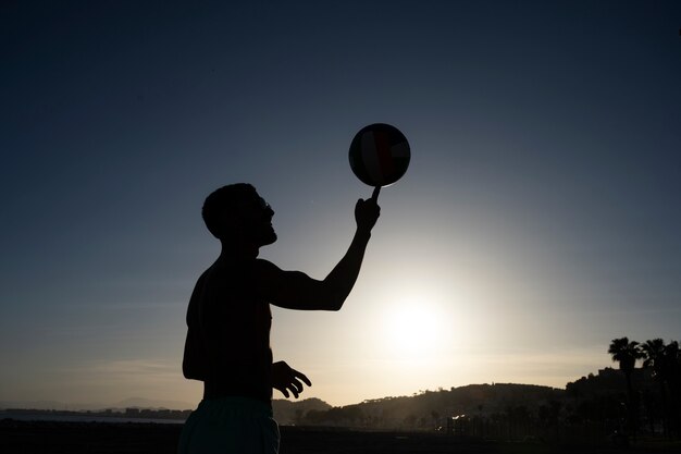 Vista lateral hombre haciendo trucos con pelota