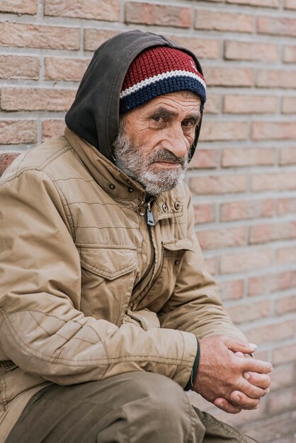 Vista lateral del hombre sin hogar al aire libre
