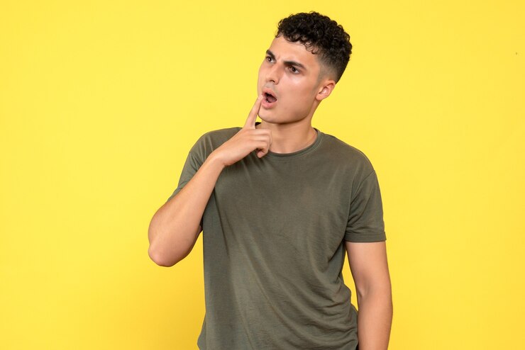 Foto gratuito vista lateral del hombre el hombre se lleva un dedo a la boca y piensa