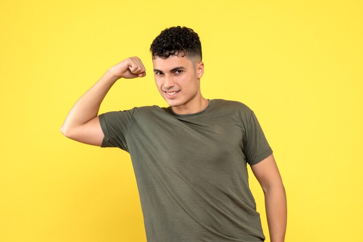Foto gratuito vista lateral del hombre el hombre muestra músculos