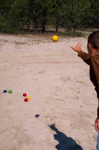 Foto gratuita vista lateral hombre lanzando pelota