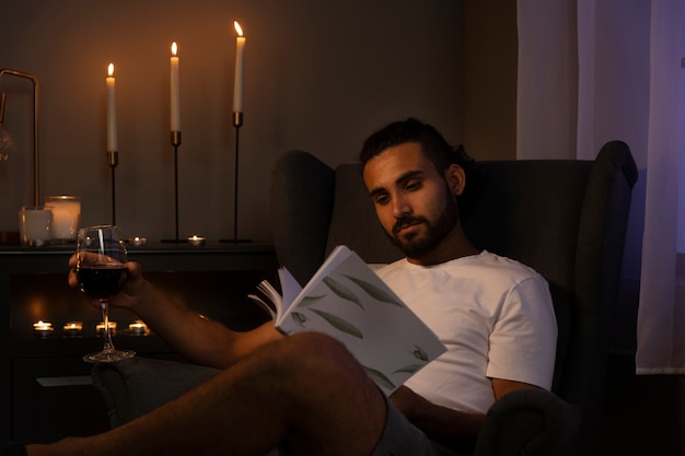 Vista lateral hombre leyendo en casa