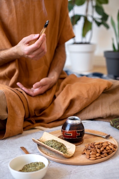 Foto gratuita vista lateral del hombre meditando en casa