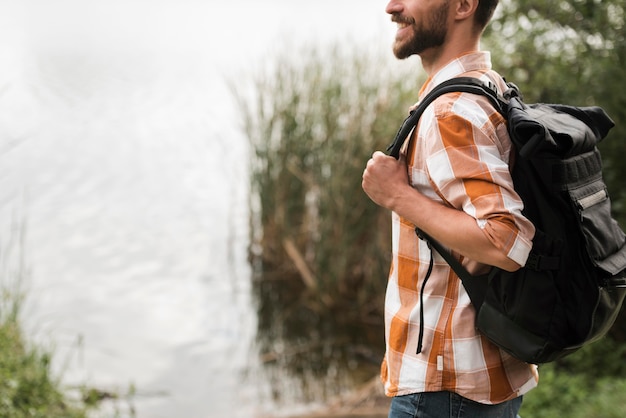 Foto gratuita vista lateral del hombre con mochila al aire libre