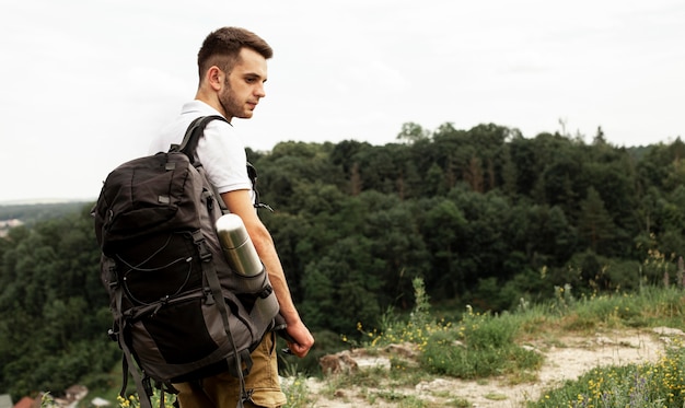 Foto gratuita vista lateral hombre con mochila en carretera