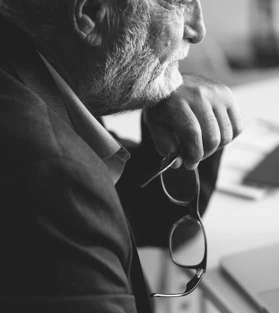 Foto gratuita vista lateral de un hombre de negocios pensativo