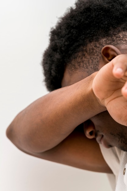 Foto gratuita vista lateral del hombre negro triste llorando