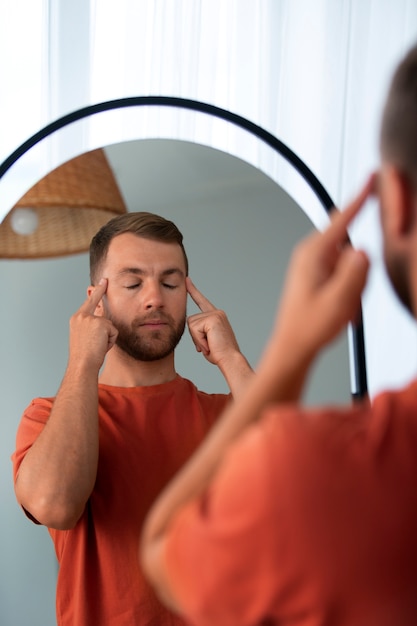 Foto gratuita vista lateral hombre practicando yoga facial