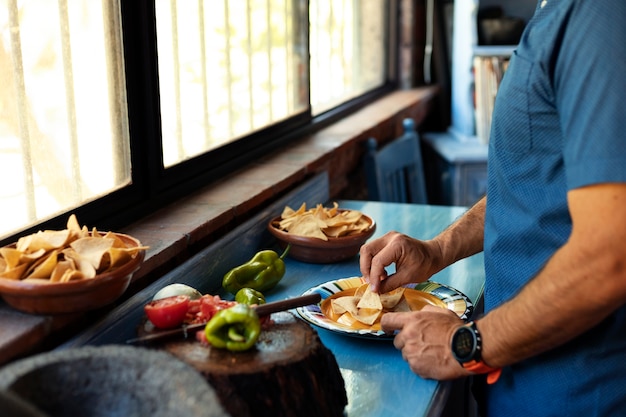 Foto gratuita vista lateral hombre preparando comida deliciosa