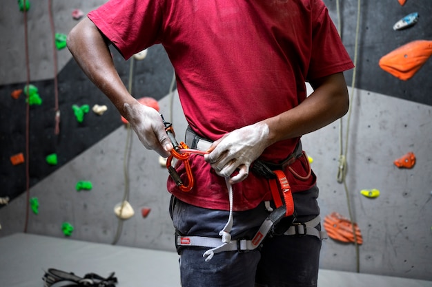 Foto gratuita vista lateral hombre preparándose para escalar pared