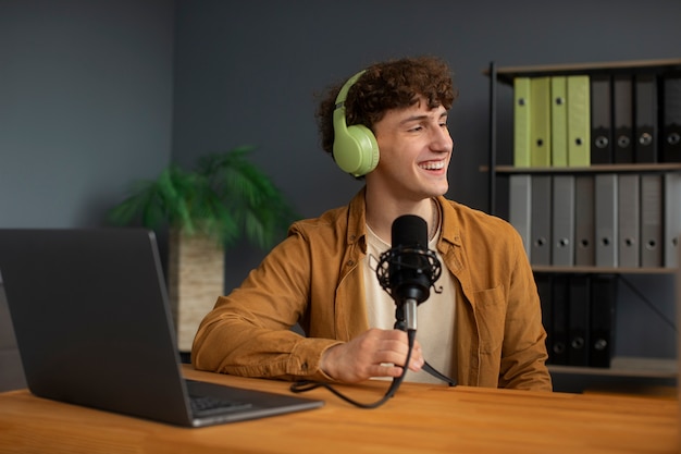 Foto gratuita vista lateral hombre sonriente con auriculares