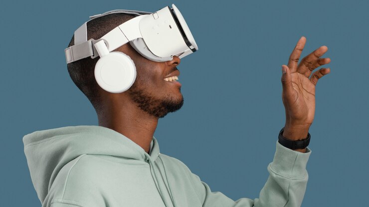 Foto gratuito vista lateral del hombre sonriente con casco de realidad virtual