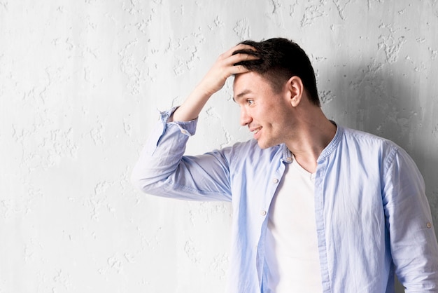 Foto gratuita vista lateral del hombre sonriente con espacio de copia