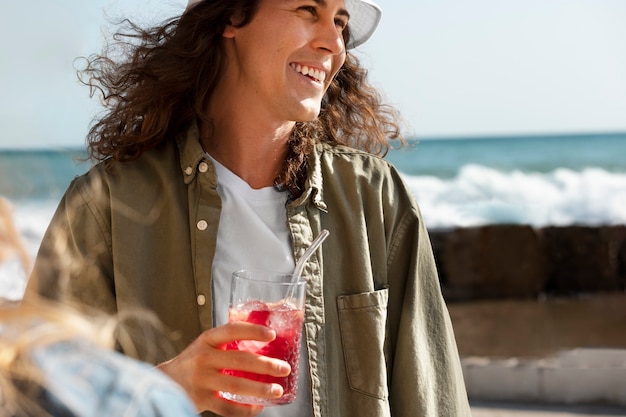 Foto gratuita vista lateral del hombre sonriente en la playa