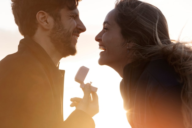 Foto gratuita vista lateral hombre sonriente proponiendo a mujer