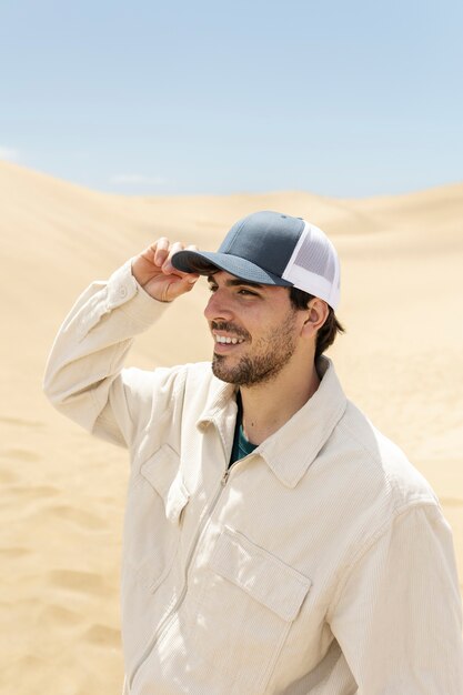 Vista lateral hombre sonriente con sombrero de camionero