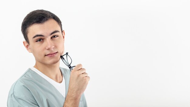 Vista lateral del hombre sosteniendo sus gafas en la mano con espacio de copia