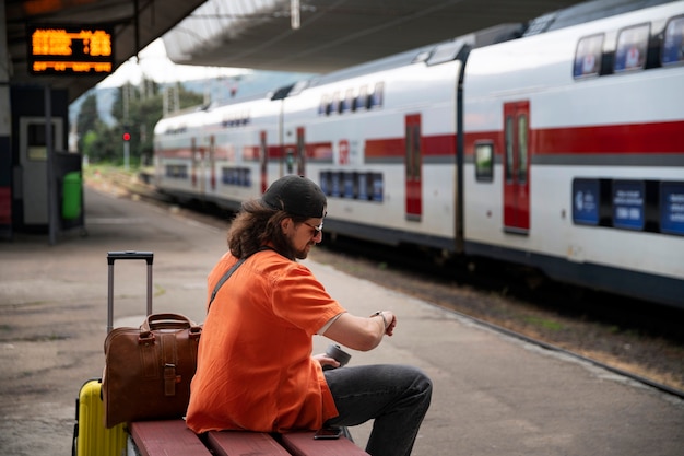 Foto gratuita vista lateral hombre viajando en tren