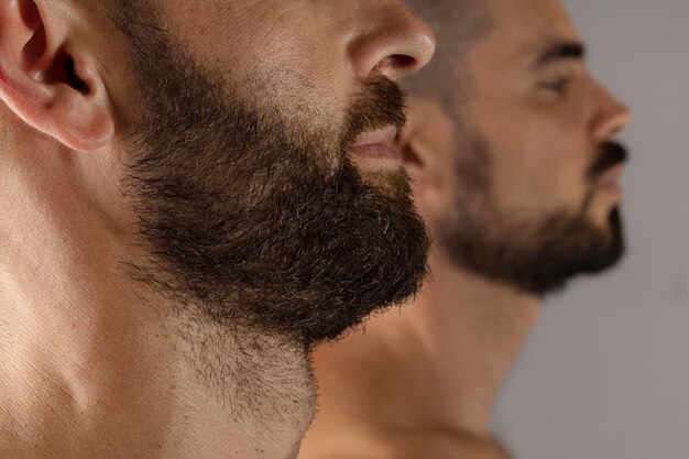 Vista lateral de hombres con barba en estudio.