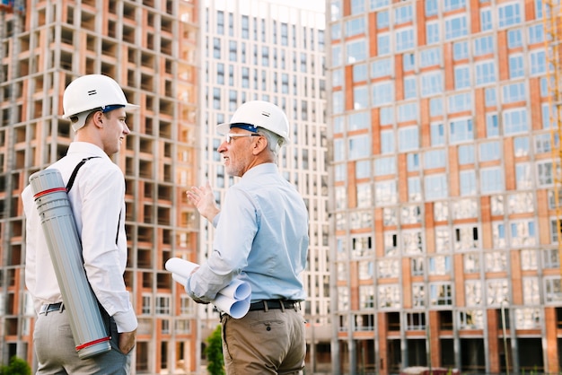 Vista lateral hombres discutiendo arquitectura