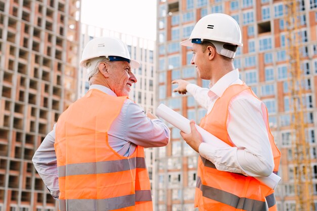 Vista lateral hombres con equipo de seguridad