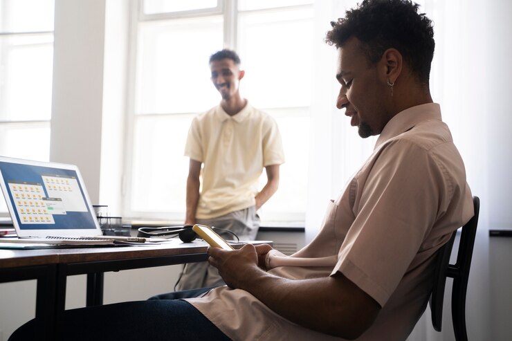 Foto gratuito vista lateral de hombres negros sonrientes en el trabajo