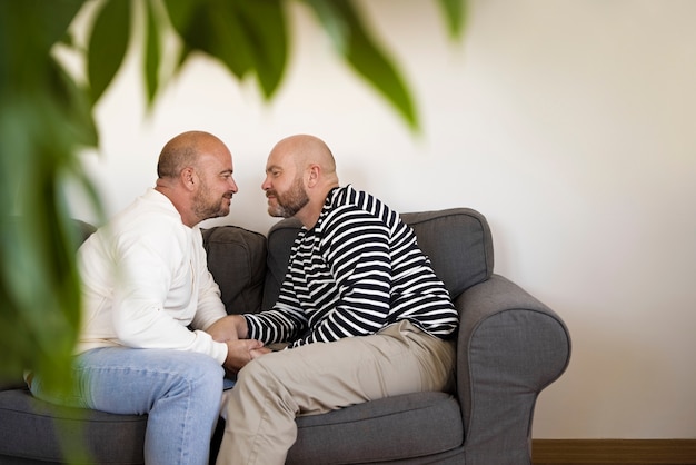 Vista lateral de hombres en una relación.