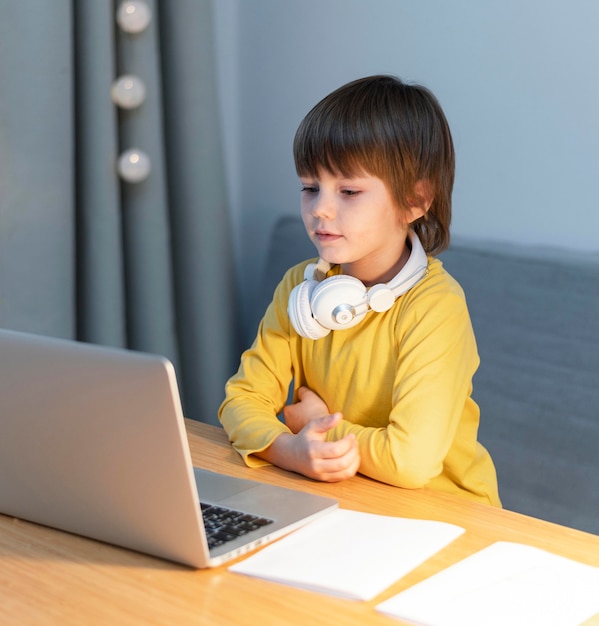 Foto gratuita vista lateral de las interacciones escolares en línea del niño