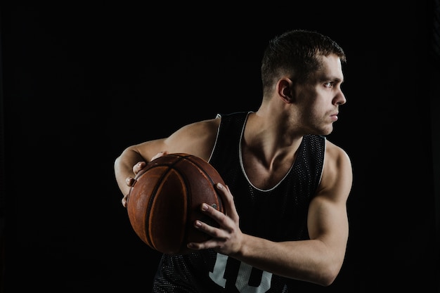 Foto gratuita vista lateral de jugador de baloncesto entrenando