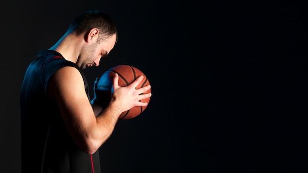 Vista lateral del jugador de baloncesto con espacio de copia