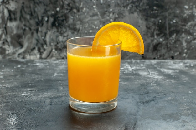 Vista lateral del jugo fresco natural de fuente de vitamina sobre fondo gris