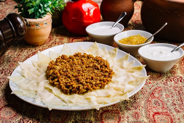 Vista lateral de Khinkali con carne youghurt simple cebolla ajo