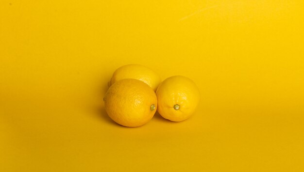 Vista lateral de limones amarillos