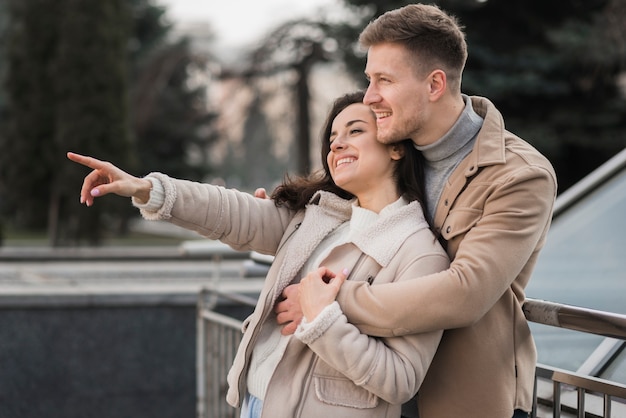 Foto gratuita vista lateral de linda pareja al aire libre