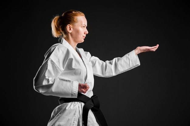 Vista lateral del luchador de karate practicando