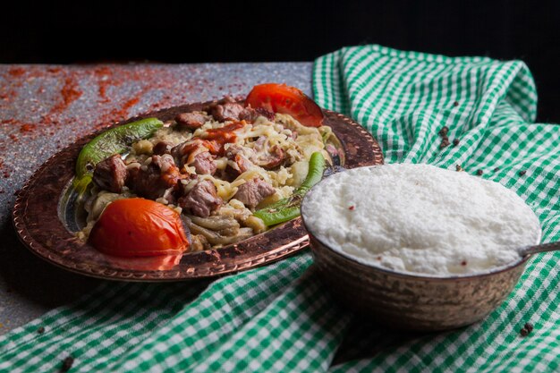 Vista lateral lule kebab ensalada mixta de berenjenas con tomate y papel y ayran