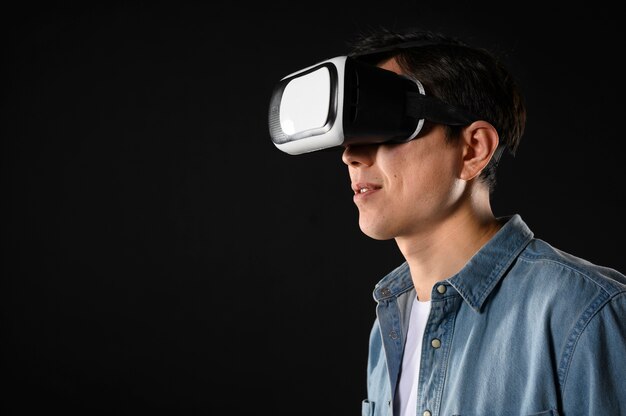 Vista lateral macho con casco de realidad virtual