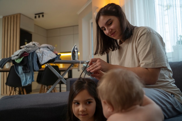 Foto gratuita vista lateral madre cuidando niños