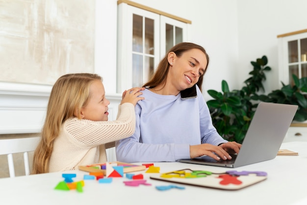 Foto gratuita vista lateral madre e hijo en casa