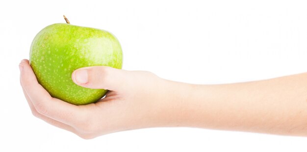 Vista lateral de mano con una manzana verde